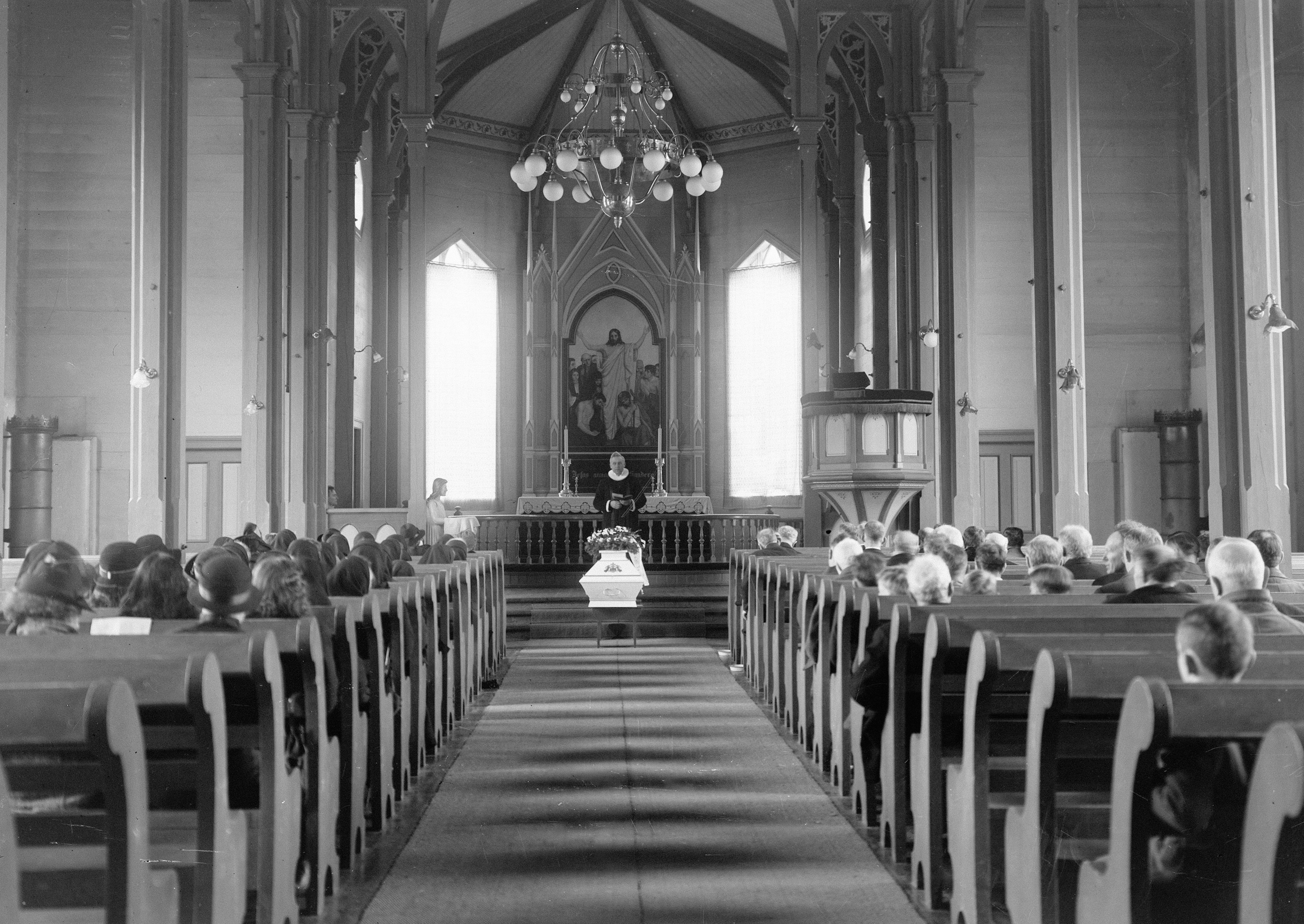 Begravelsesseremoni i en vakker norsk kirke