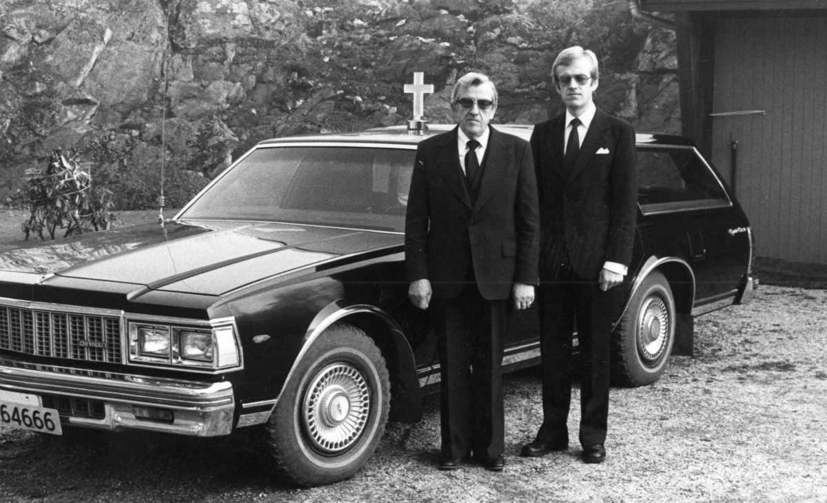 Reidar og Per Olav Tyvand foran bårebilen